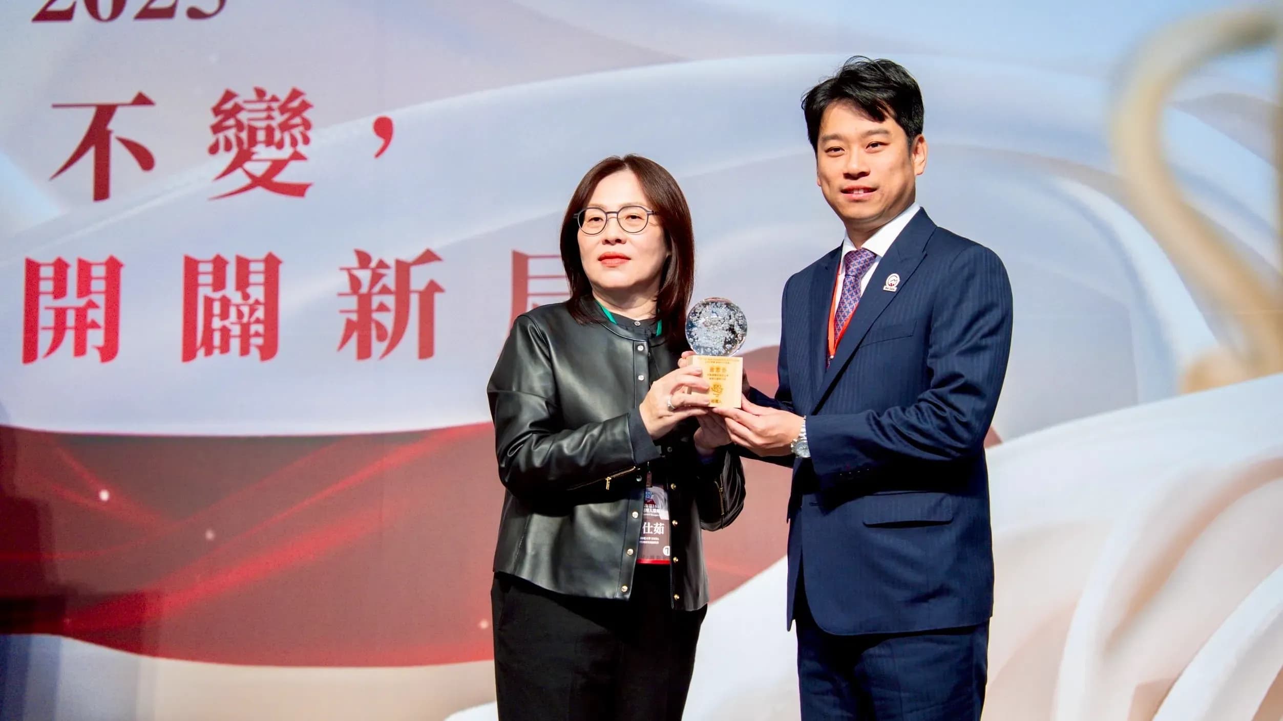 Wang Shih-ju (right), Associate Professor at the Graduate Institute of Management, National Taiwan Normal University (NTNU), presents the award to Staney Chin (left), CEO of BIG DATA Co., Ltd.