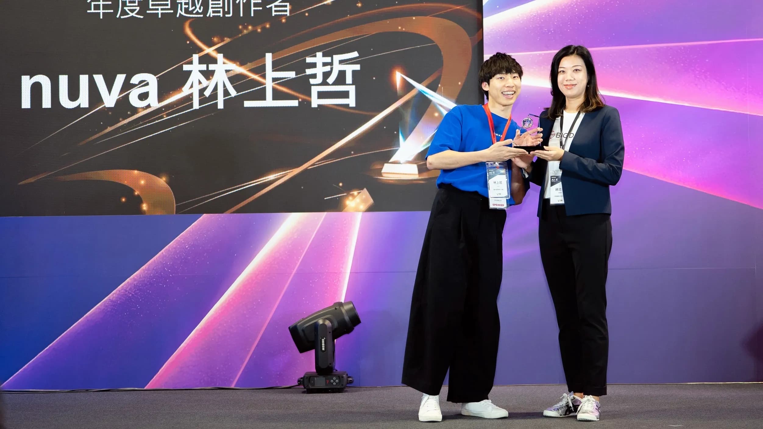 Instagram 類「年度卓越創作者」nuva 林上哲(左)從大數據(股)公司營運長蔣志薇手中拿下獎項