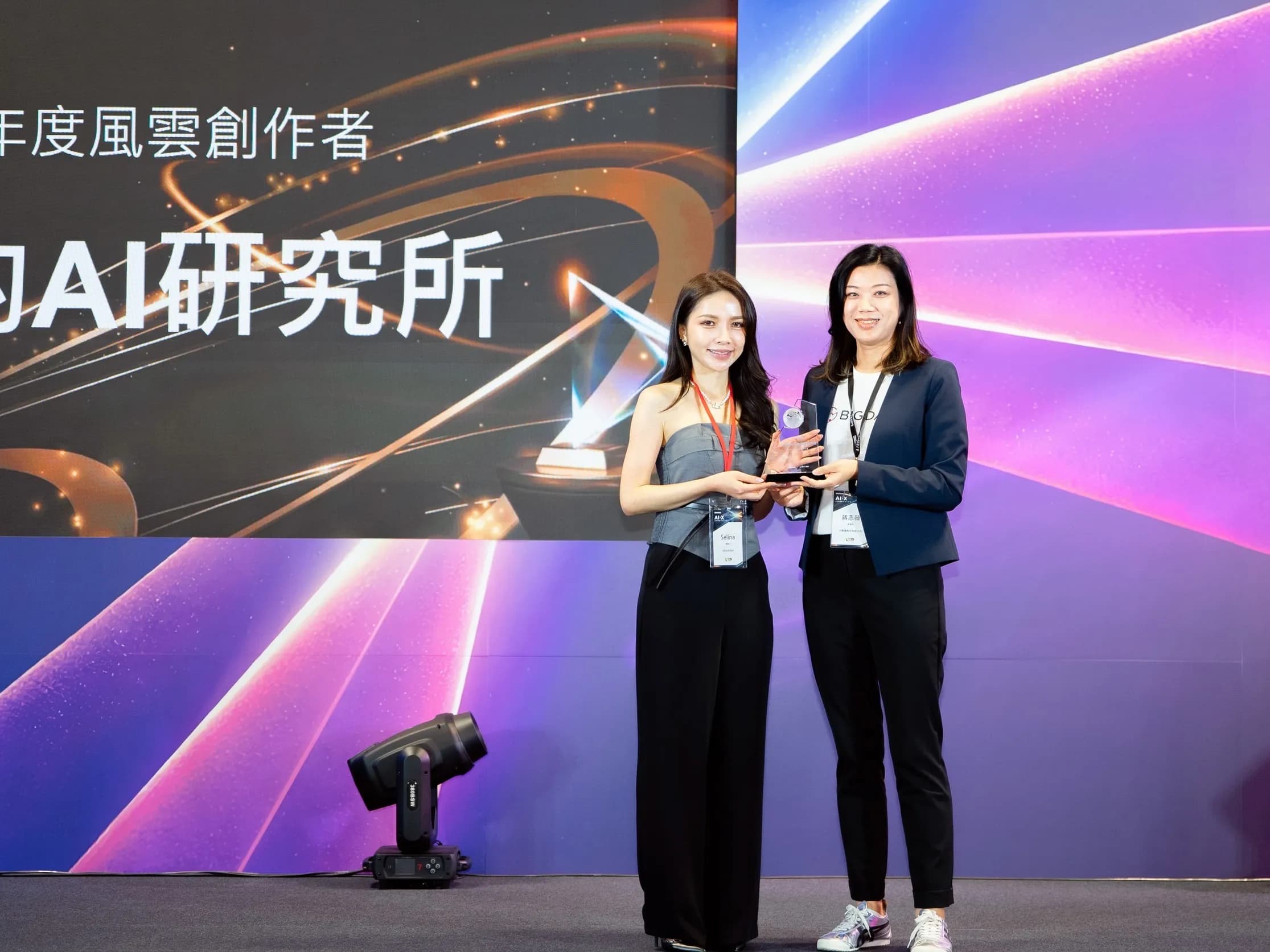 BIG DATA COO Weiwei Chiang(蔣志薇) presents the Instagram Creator of the Year award to Selina(S的AI研究所)(left)