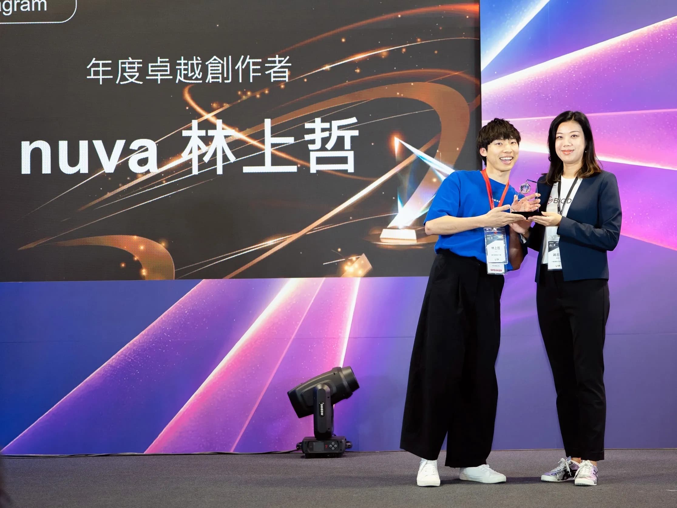Instagram Excellence Award winner Nuva Lin(林上哲) (left) receives his award from BIG DATA COO Weiwei Chiang