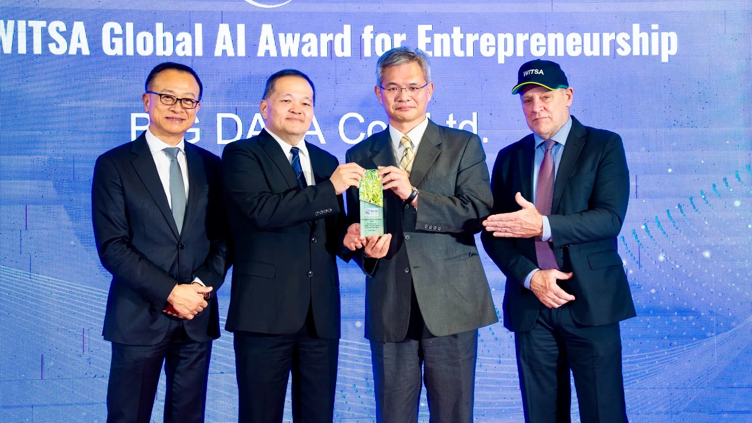 BIG DATA General Manager Mark Wen (second from right) accepts The WITSA Global Award for AI Entrepreneurship on behalf of the company from WITSA Chairman Dato' Dr. Sean Seah (second from left), Chinese Software Guild Chairman Shen Po-Yen (far left), and WITSA Vice Chairman and AI Working Group Lead Robert Janssen (far right).
