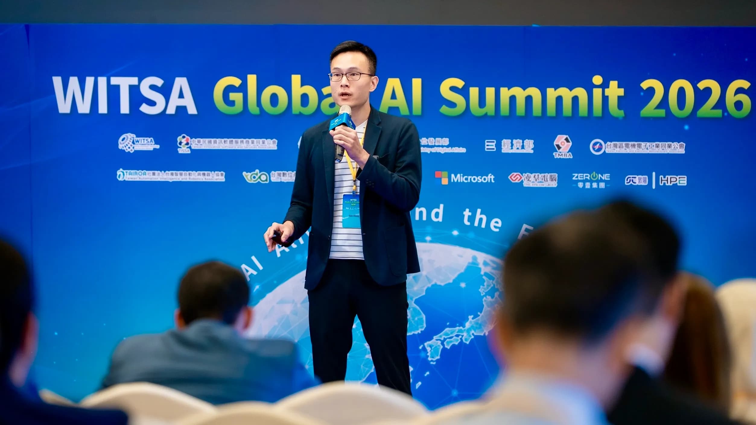 BIG DATA CTO Dr. Sam Meng demonstrates the company's enterprise knowledge AI agent platform, KEYLM, at the WITSA Global AI Award international press conference.